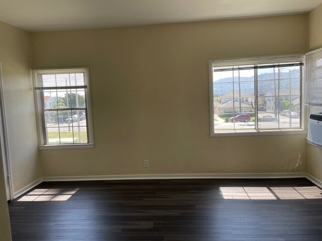 Front Room - 803 W Glenoaks Blvd