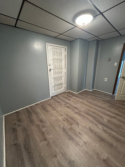 Building Photo - 131 Wood St