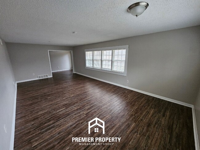 Building Photo - Large 4 Bedroom Home for Rent in Memphis | Hardwood Floors, Fireplace & Fenced Yard