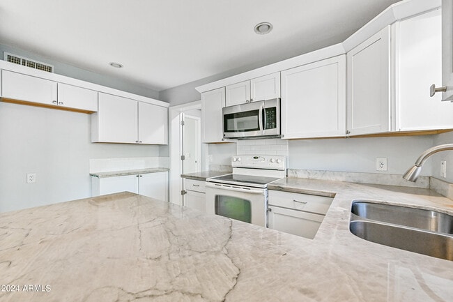 Building Photo - 1850 W Glenrosa Ave