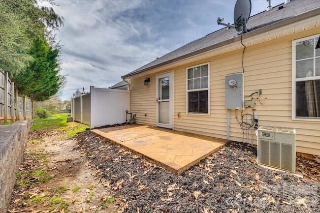 Building Photo - 2052 Shady Pond Dr