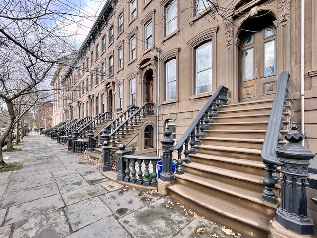 Building Photo - 270 Montgomery St