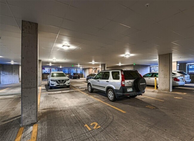 Building Photo - $0 DEPOSIT OPTION. ONE BED ONE BATH TOP FLOOR CONDO WITH MOUNTAIN VIEWS!!!