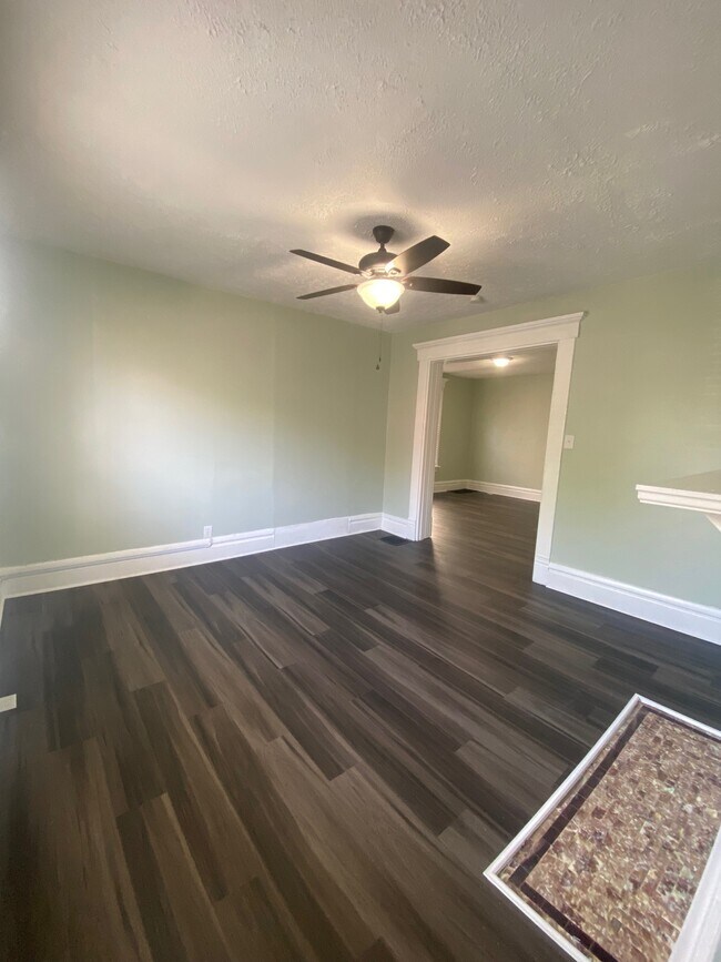 Building Photo - 461 Oakwood Ave