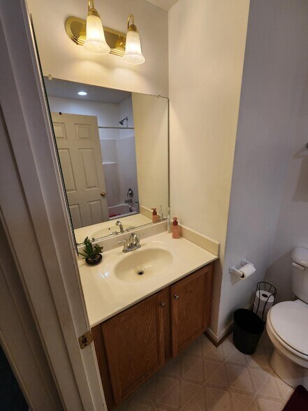 Upstairs Guest Bathroom - 4205 Riding Place Rd