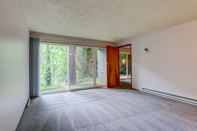 Building Photo - HUGE 1bed/1bath Downtown Living Available ...
