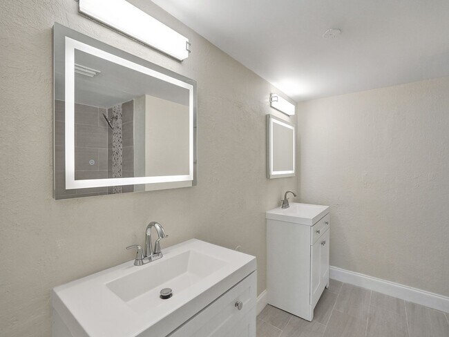 Building Photo - Renovated & Updated 2 Bed/2 Bath Condo with Patio – Prime Springcrest Location!