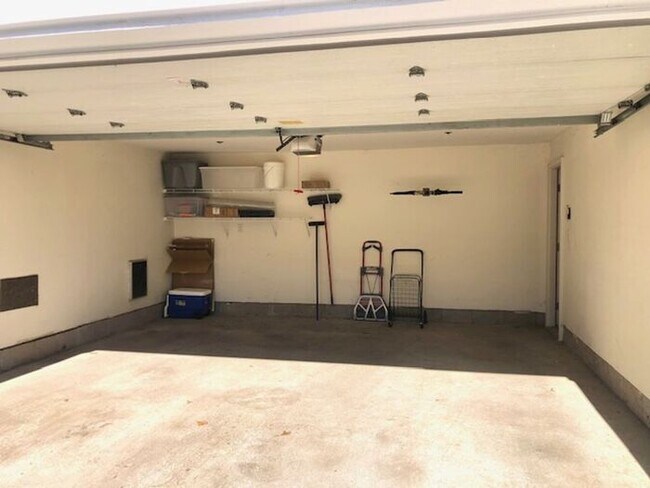 Building Photo - Top Floor Condo in Great Carmel Location!