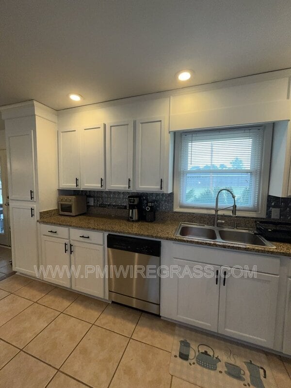 Building Photo - 202 Pondella Dr