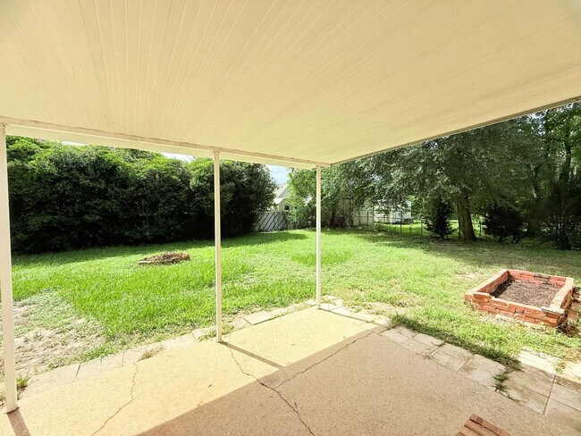 Building Photo - Charming 3-Bedroom - Pace