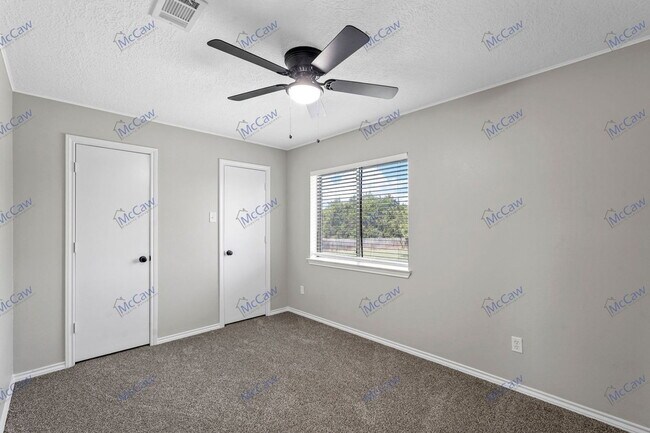 Building Photo - 606 Oak Ridge Dr