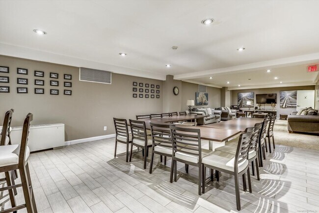 Building Photo - Spacious 1br/1bth Condo minutes from Downtown Silver Spring!