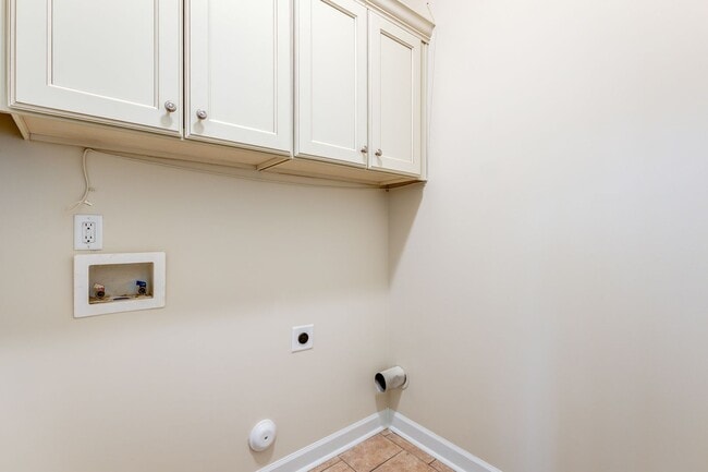 Building Photo - Feels Like New 3 Bed 2 Bath Minutes from High Point University!