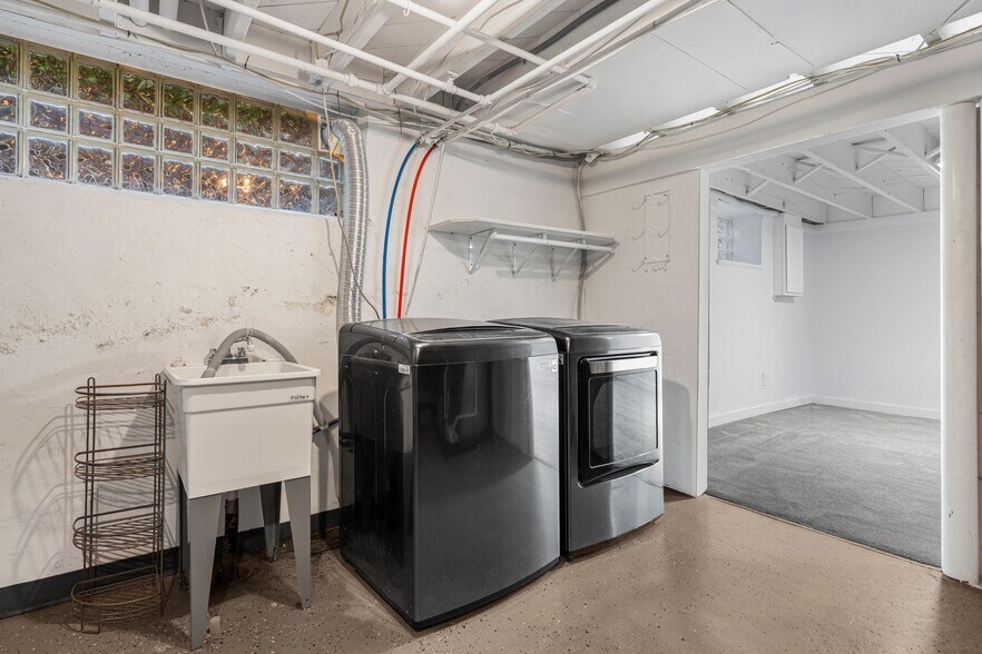 Building Photo - 127 Trowbridge St NE