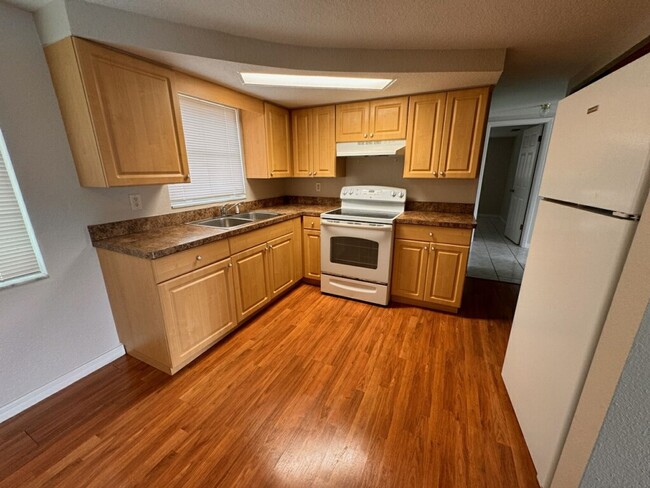 Building Photo - 2 Bedroom 1.5 Bath Clean & Cozy Home for Rent