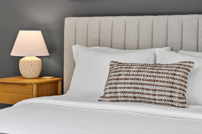 Building Photo - 10 SW South River Dr