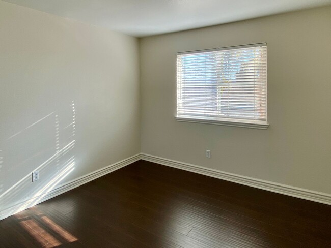 Building Photo - Bright Remodeled Upstairs Condo in Santa C...