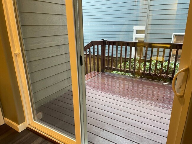 Building Photo - Custom Townhome in Camas School District! Stainless Steel Appliances and A/C!