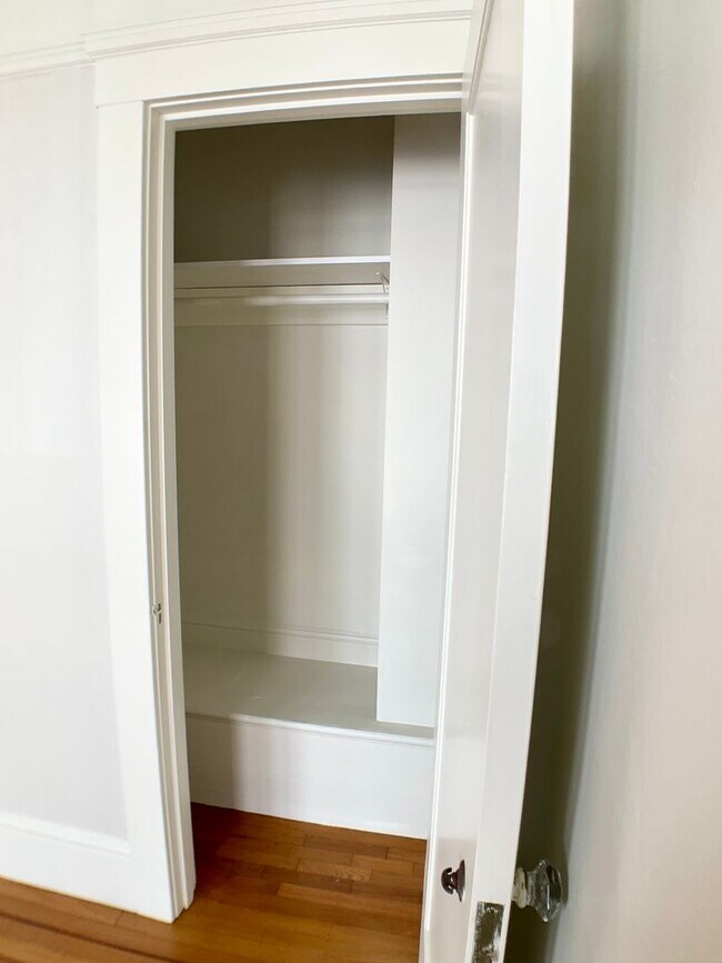 Building Photo - LARGE 2BR w/ Dining Room. PARKING AVAIL.! DISHWASHER! W/D IN-UNIT