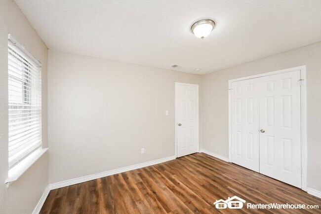 Building Photo - Newly renovated spacious 4 bed/2 bath, wit...