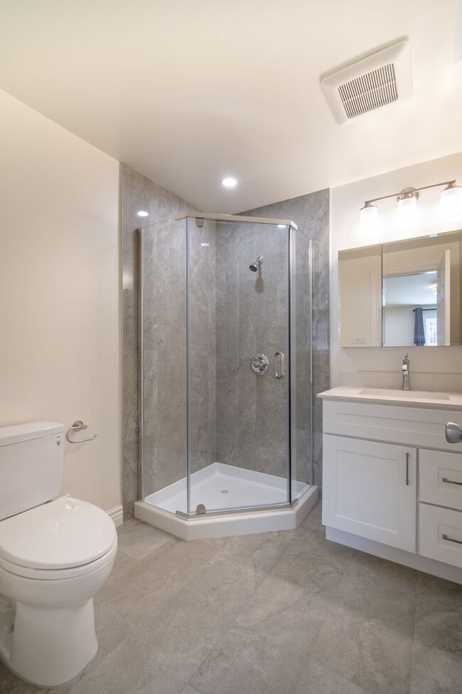 Building Photo - TOTAL REMODEL HUGE 3BR/3BA 1700sf w Garage...