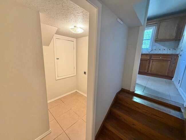 Building Photo - 4 Bedroom home!