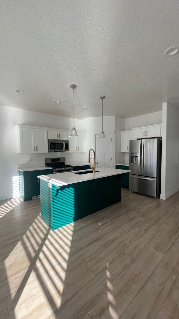 Building Photo - 5 Bedroom/3 Bathroom Townhome in Lehi