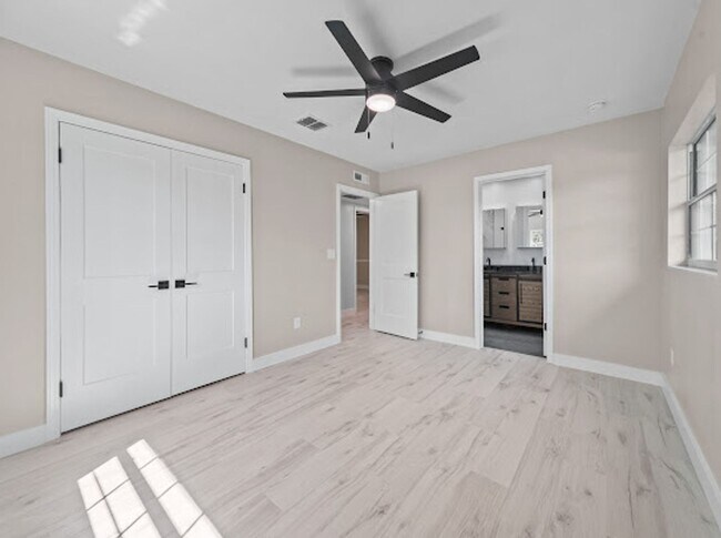 Building Photo - Completely Renovated 3/2 in Lake Conway Es...