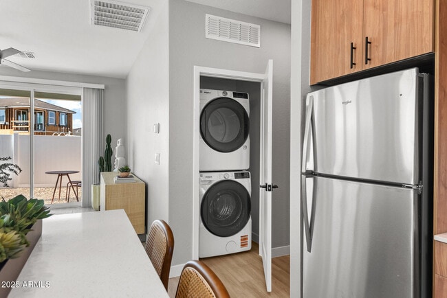 Building Photo - 1297 E Broadway Ave