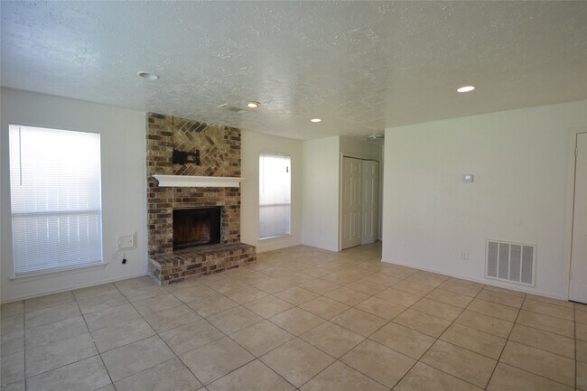 Building Photo - 12410 Meadow Briar Dr