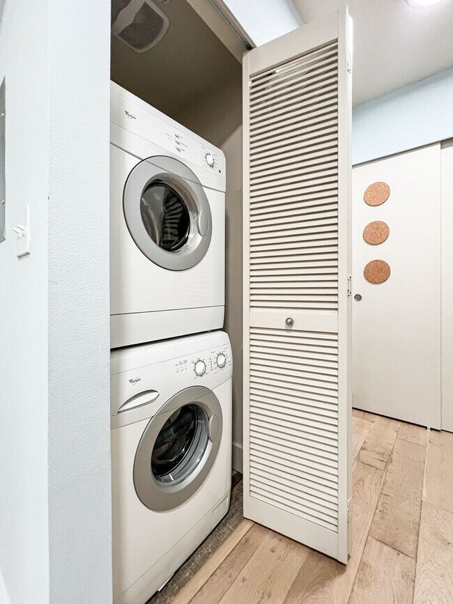 Building Photo - 1bd/1ba Seattle Condo