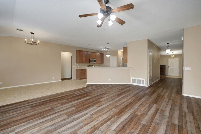 Building Photo - Spacious 4-Bedroom Gem with Office in Desi...