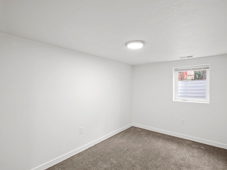 Building Photo - 915 E 1300 S