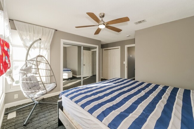 Building Photo - Beautiful Overland Park Townhome 2/3-Bed, 3.5-Bath - February move-in Special!!