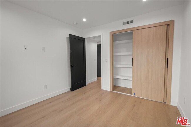 Building Photo - 847 N June St
