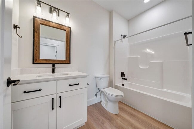 Building Photo - Newly Renovated 1BR & 2BR Apartments in Vinton - Premium Finishes!