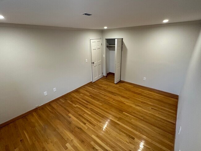 Building Photo - 386 Commercial St