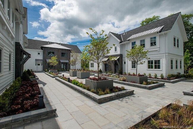 Building Photo - 4 Morningside Dr N