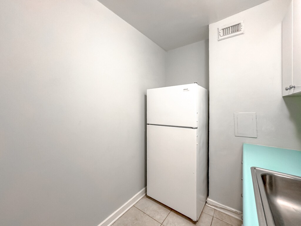 Building Photo - 429 W Wellington Ave