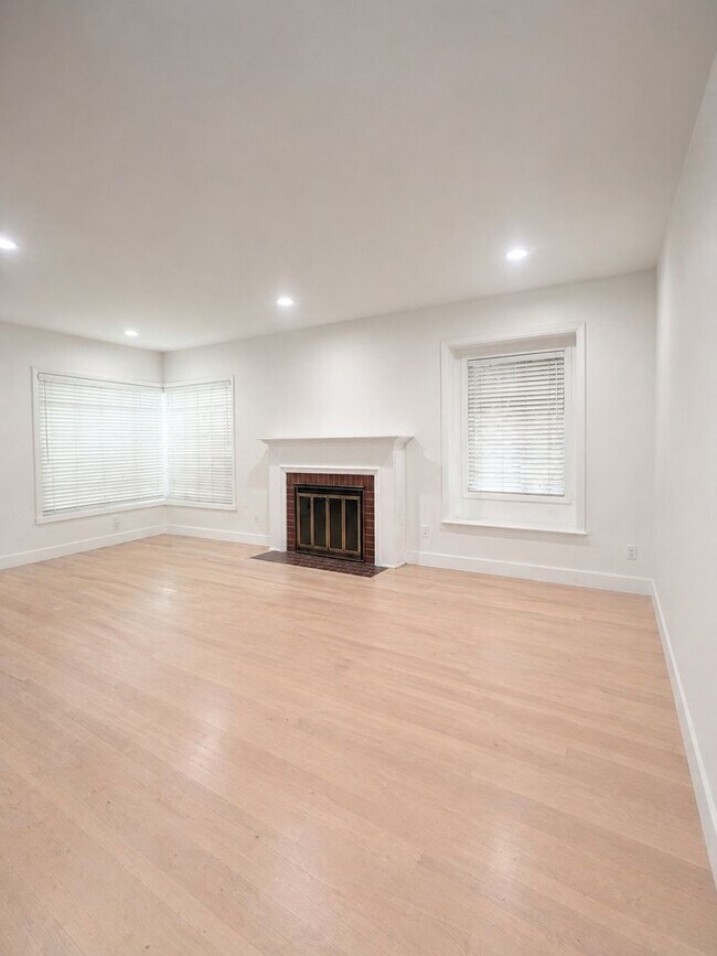 Building Photo - Adorable Home in Land Park Area of Sacramento