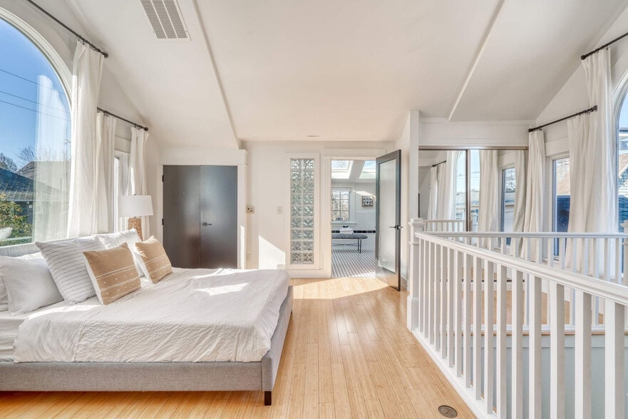 Building Photo - 915 SE 29th Ave