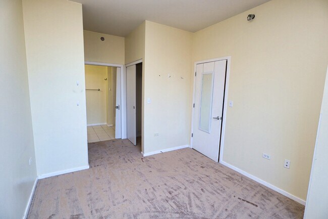 Building Photo - 1 E 8th St