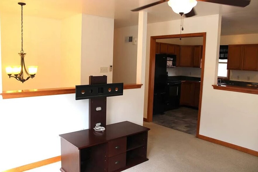 Building Photo - 35 Catalpa Dr