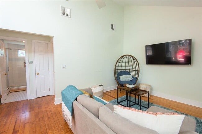 Primary Photo - 393 Aquidneck Ave