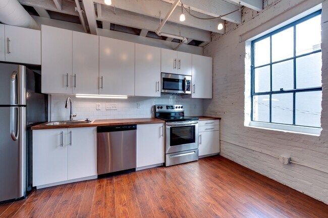 Building Photo - Newly Rennovated Two Bedroom