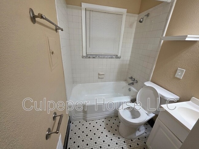 Building Photo - 2564 Berdan Ave