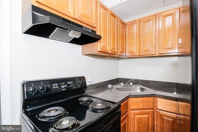 Building Photo - 2420 Greenmount Ave