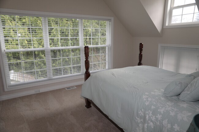 Building Photo - 3059 Bellevue Way NE