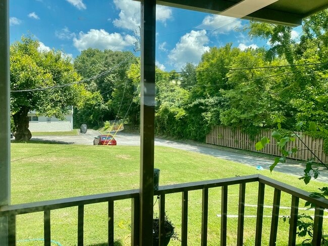 Building Photo - Hillcrest Apts: Rossville 2Bed/1Bath Apart...