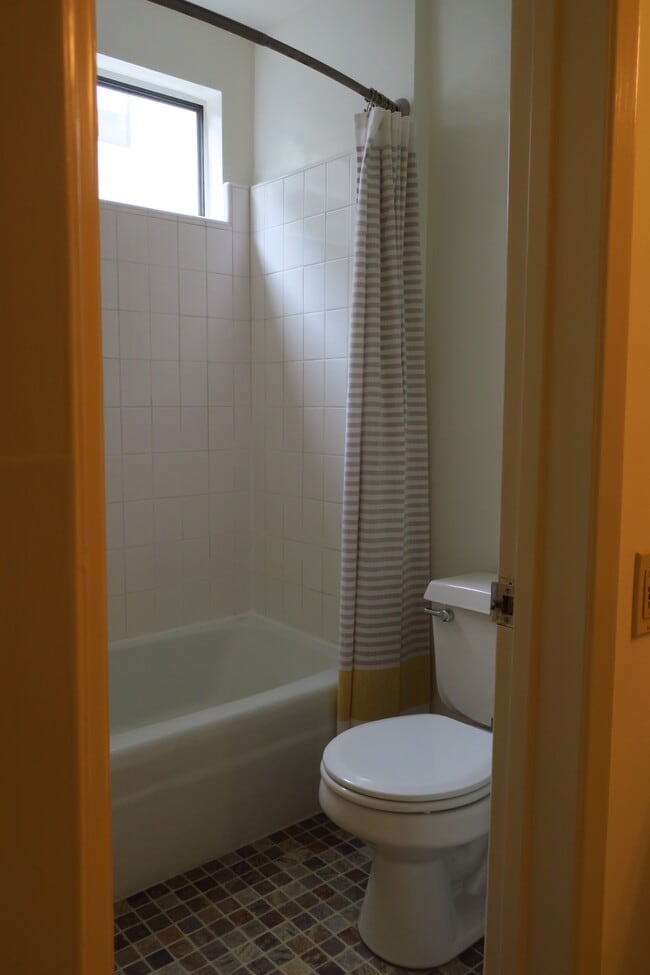Nice size bathroom - 2727 3rd St